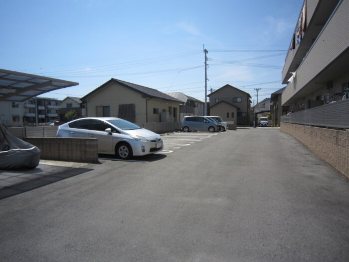 イル・ニード 駐車場
