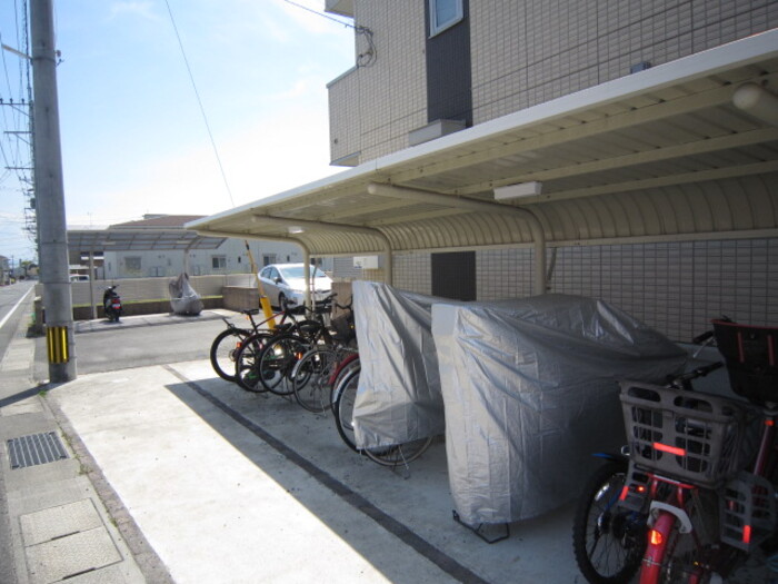 イル・ニード 駐車場