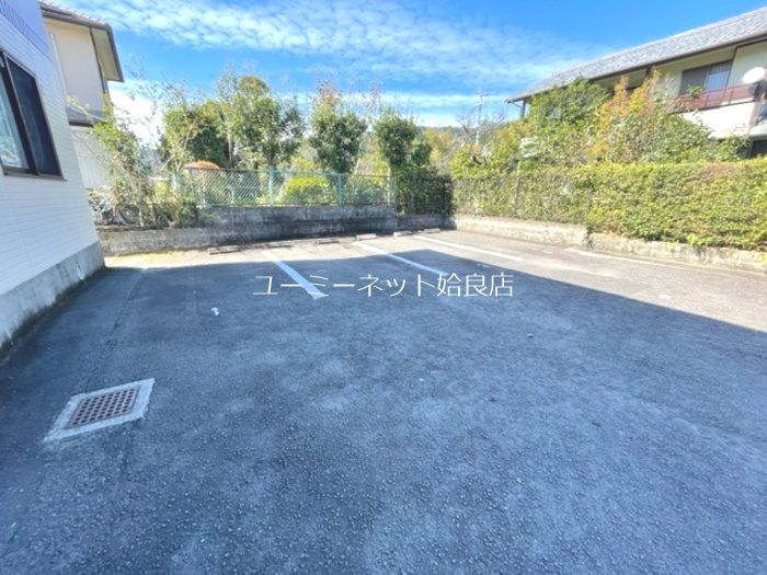 セジュール内山田 駐車場