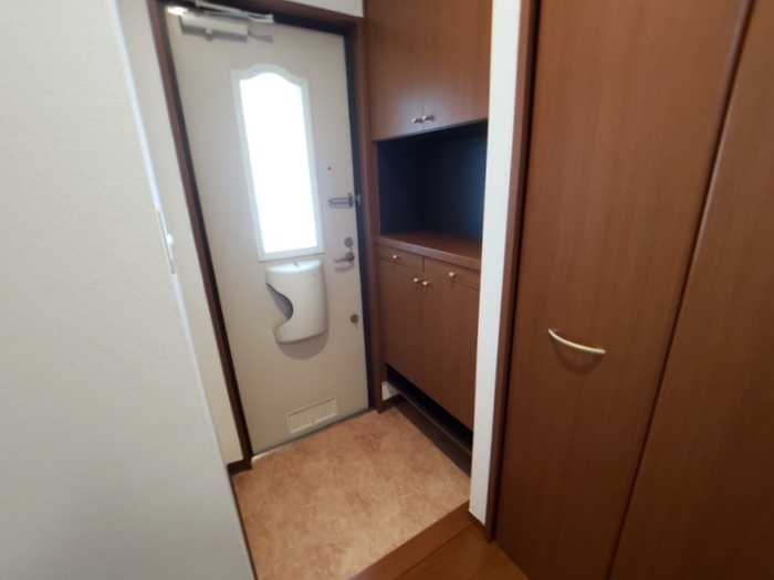 フラワーレジデンス鈴木　(08)八番館 玄関