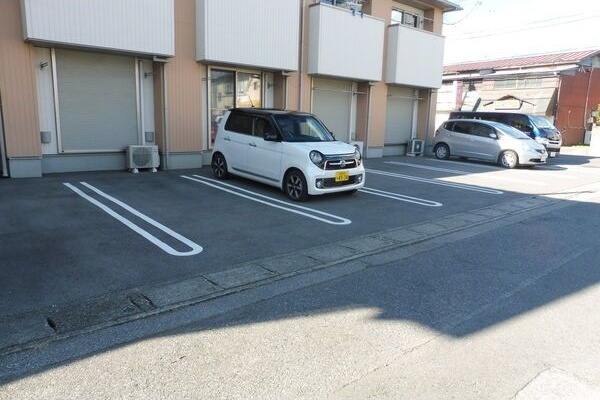 ナシャードアパート 駐車場
