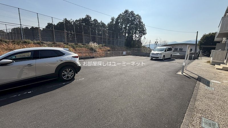 ルナステイト 駐車場