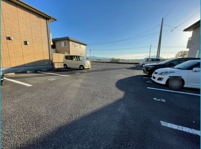 グランドゥールＺ　B棟 駐車場