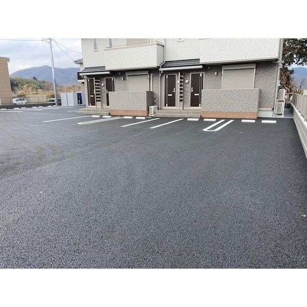 ヴァンベール　B棟 駐車場