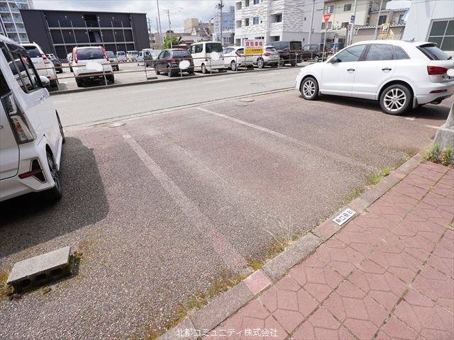 ﾒｿﾞﾈｯﾄ朝 駐車場