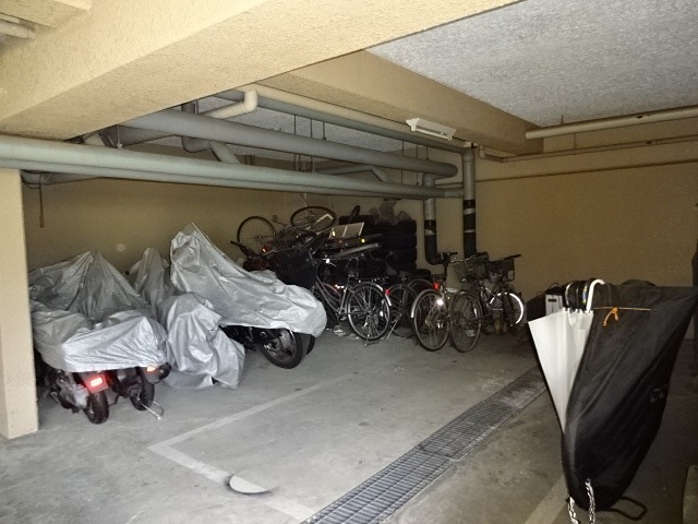 ヴィラ若里 駐車場