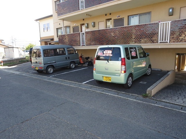 ヴィラ若里 駐車場