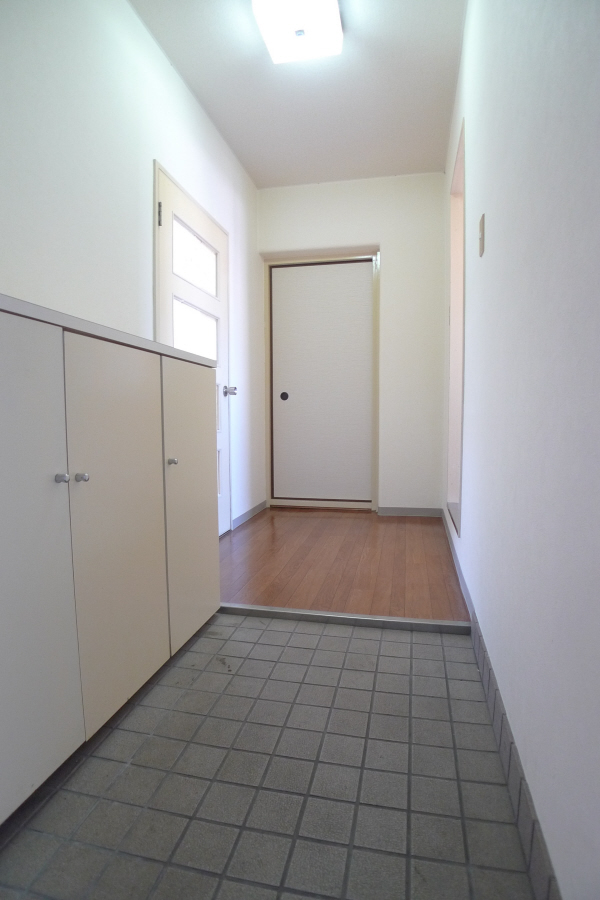 レオパレスI 玄関