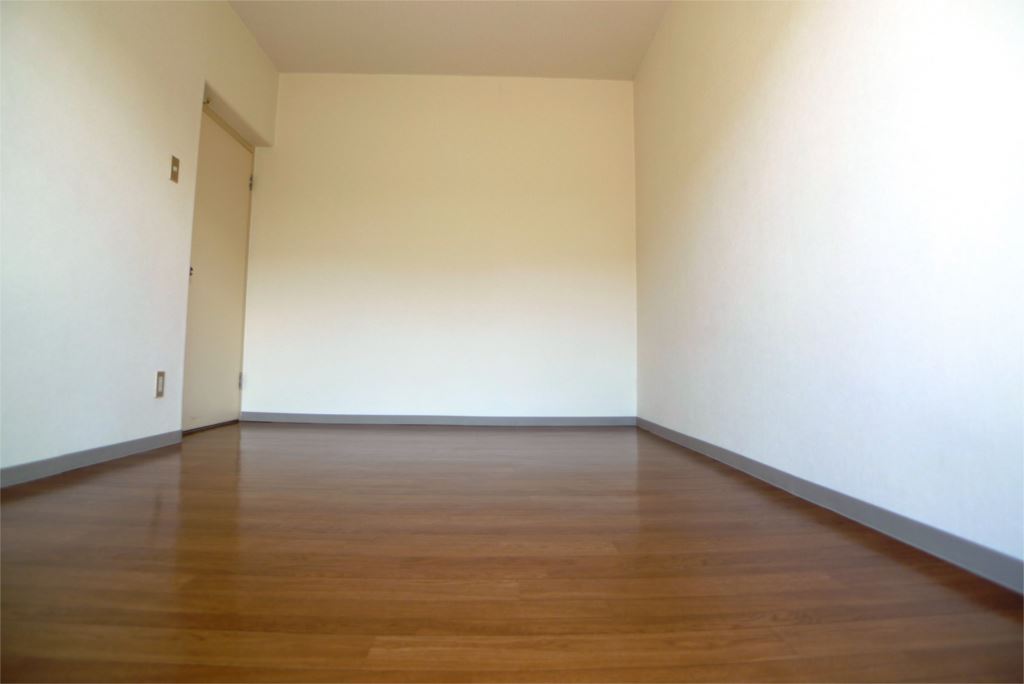 レオパレスI ベッドルーム