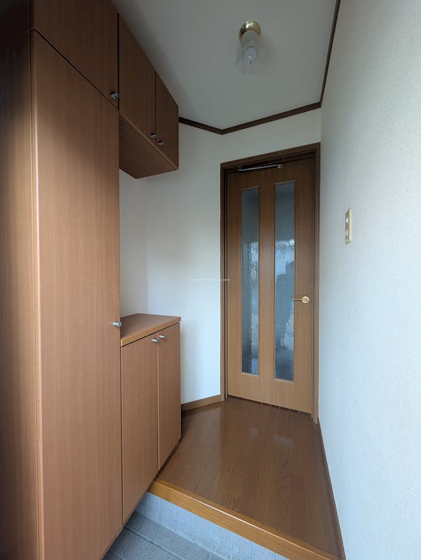 トゥー・ル・モンドＳ　Ｂ棟 玄関