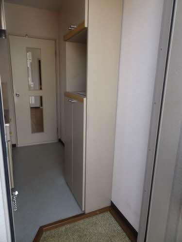 メゾンキンセイ 玄関