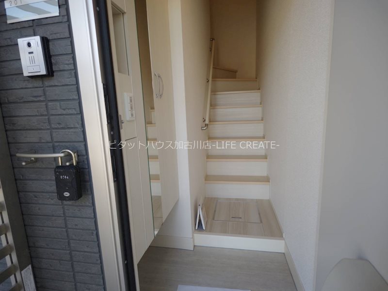 ドミールE 玄関