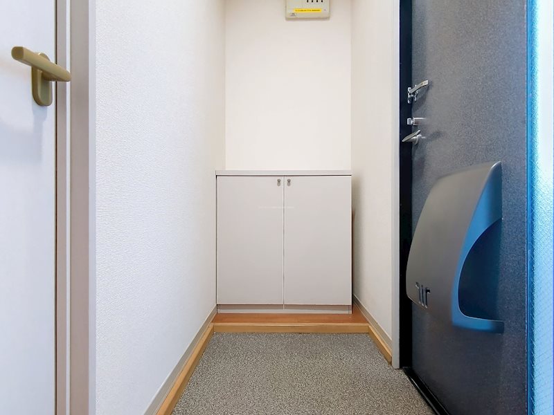 松本駅前ハイツ 玄関