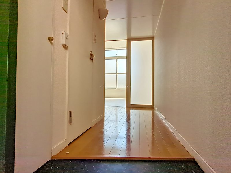 プレジール志村 玄関