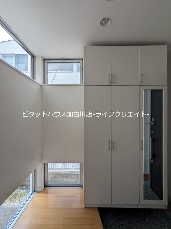 平岡町土山貸家 玄関