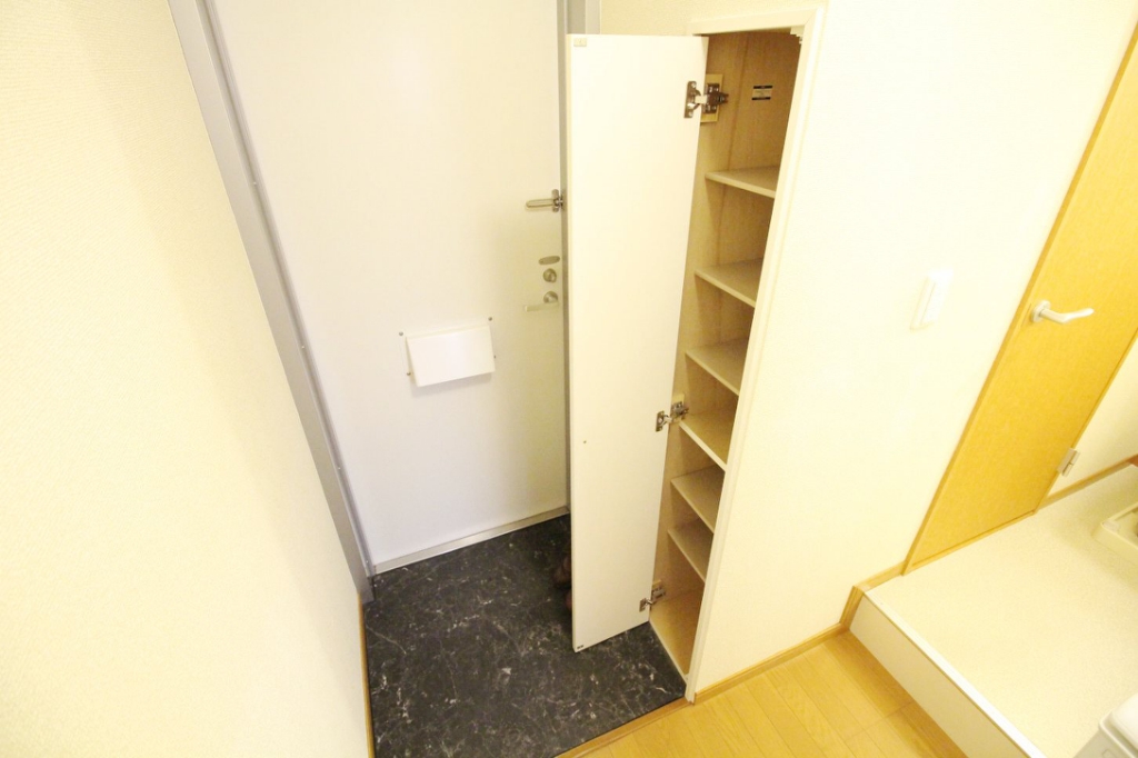 レオパレスコンチェルト 玄関