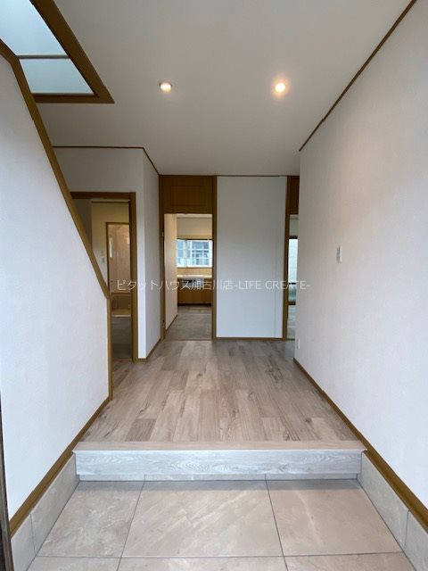 平岡町土山戸建 玄関