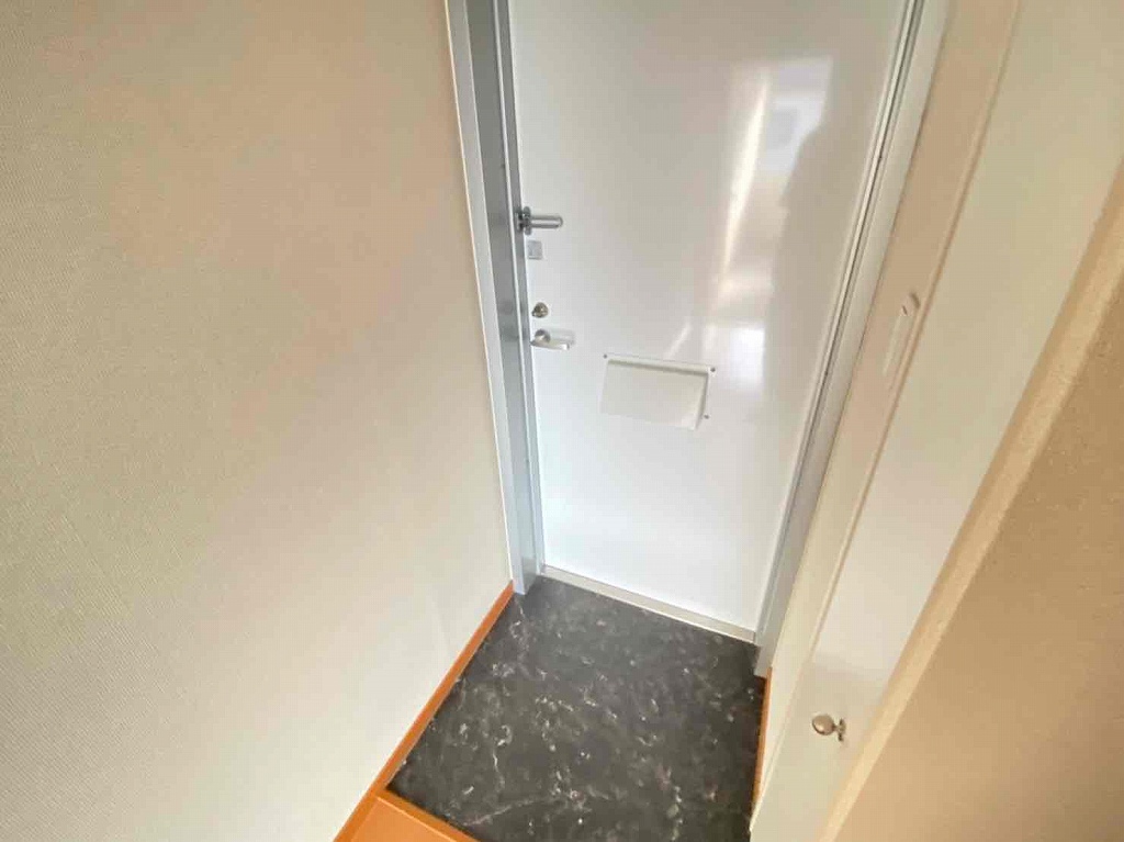 レオパレスゆかり荘 玄関