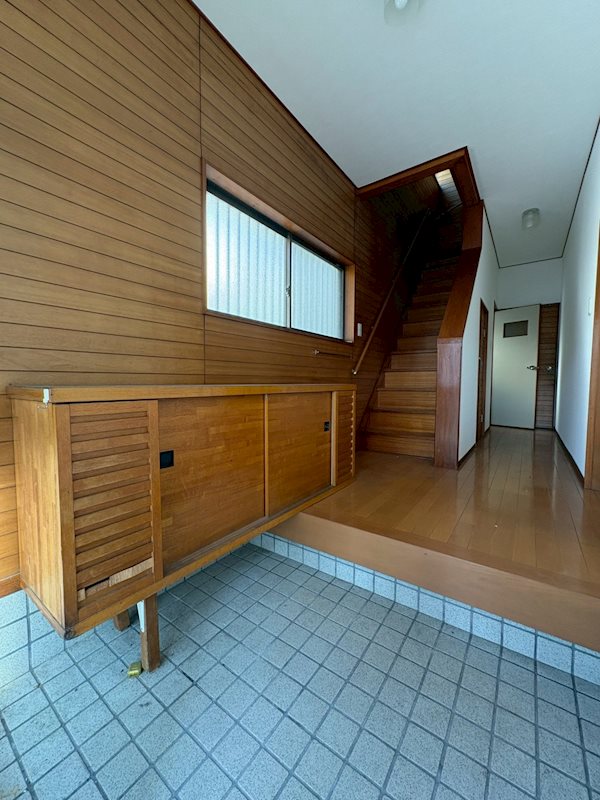 新野辺北町　戸建て 玄関