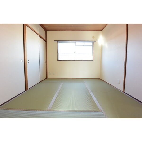 レオパレスI ベッドルーム