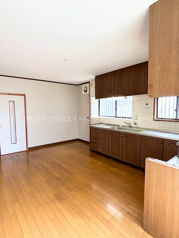 平岡町土山戸建 リビング