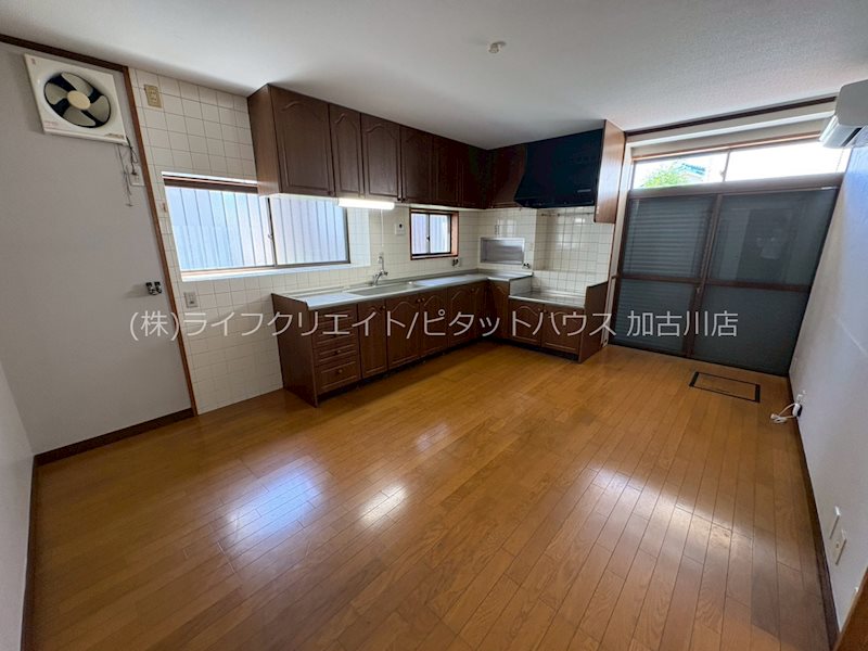 平岡町土山戸建 リビング