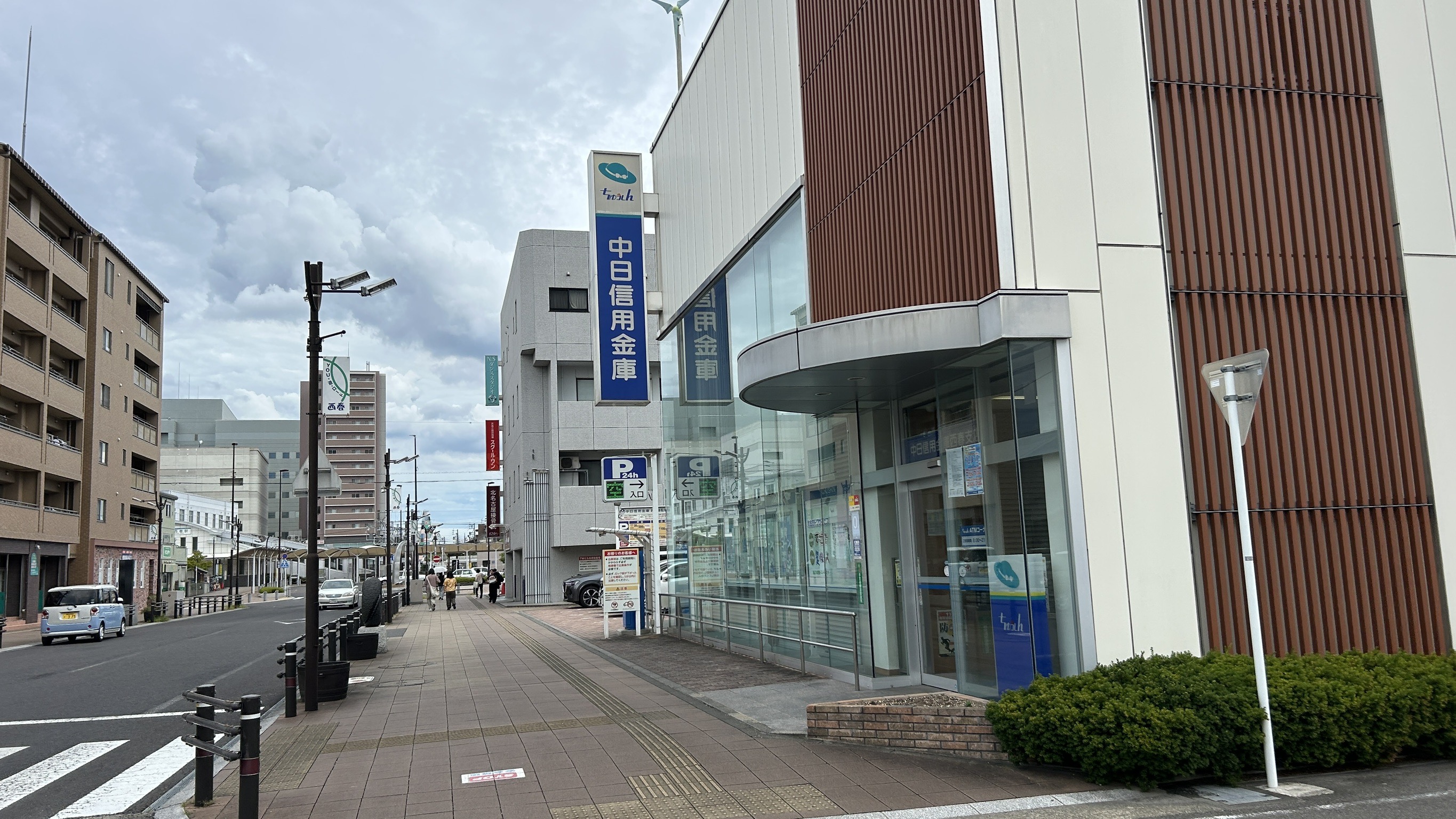 フォレスタ 銀行