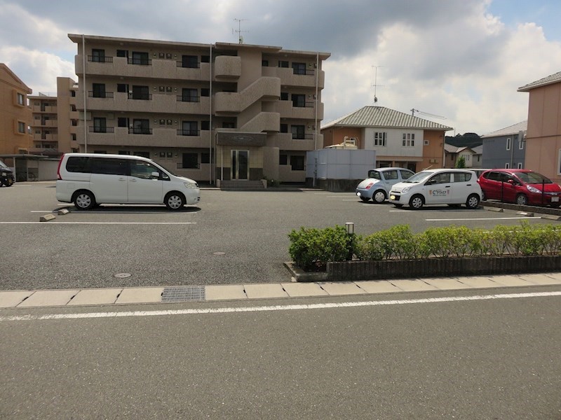 アヴニール愛野 駐車場