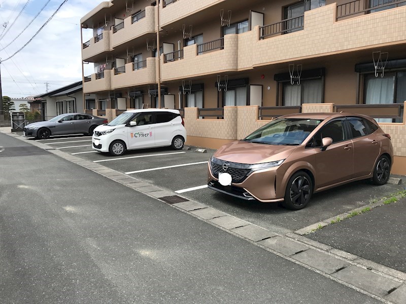 ハッピネス 駐車場