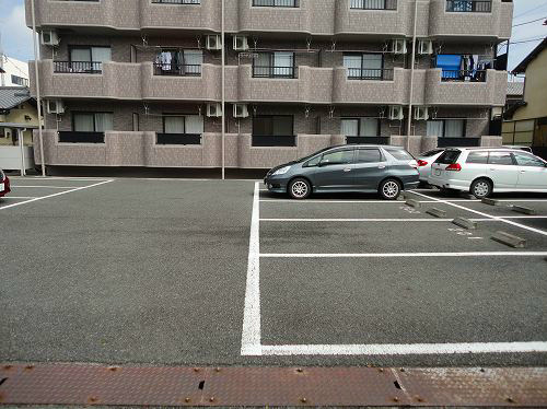 エクセルハイム中島 駐車場