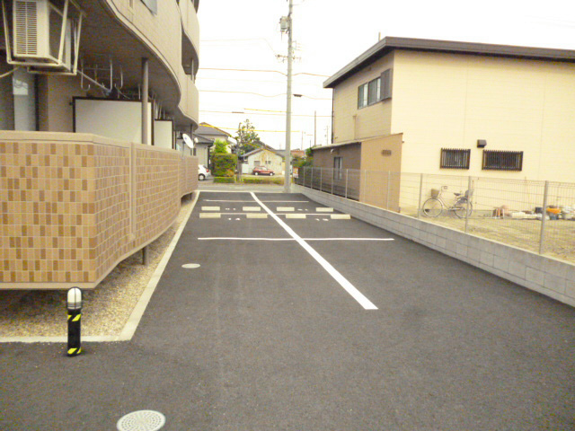 エコール・ド・松葉 駐車場
