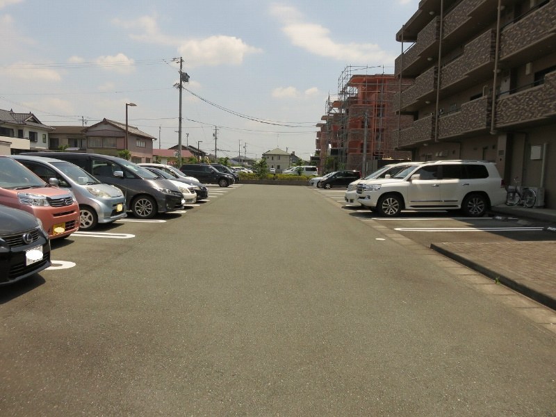 ＳＴＡＴＩＯＮ　ＦＲＯＮＴ（２ＬＤＫ） 駐車場