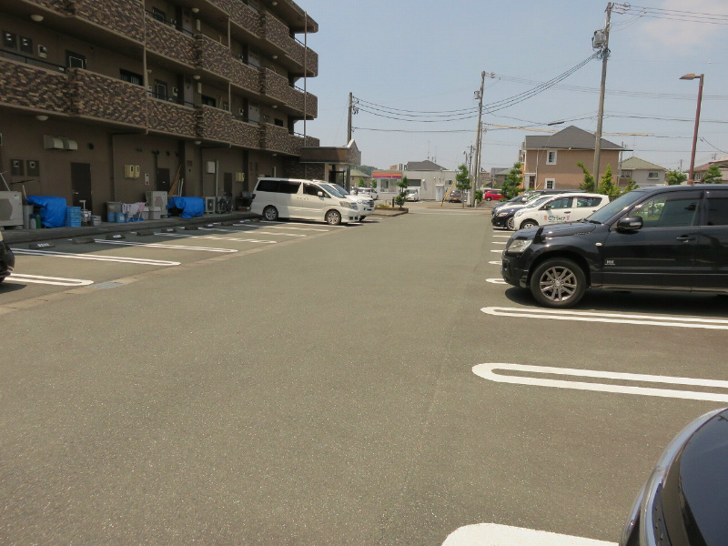 ＳＴＡＴＩＯＮ　ＦＲＯＮＴ（２ＬＤＫ） 駐車場
