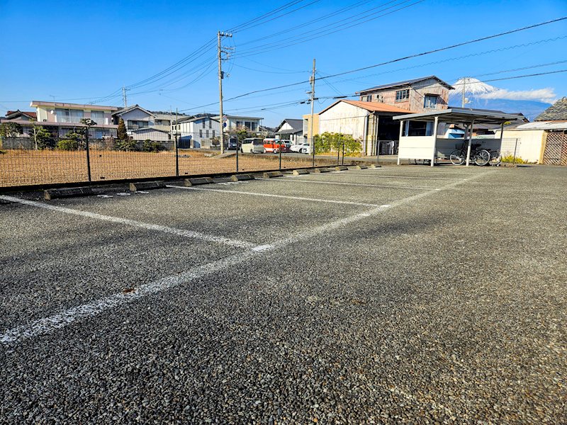 メゾンかりがね 駐車場