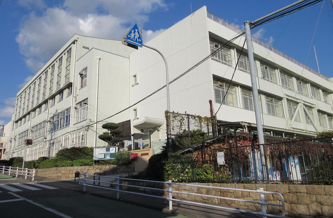 霞ヶ丘レジデンス  小学校