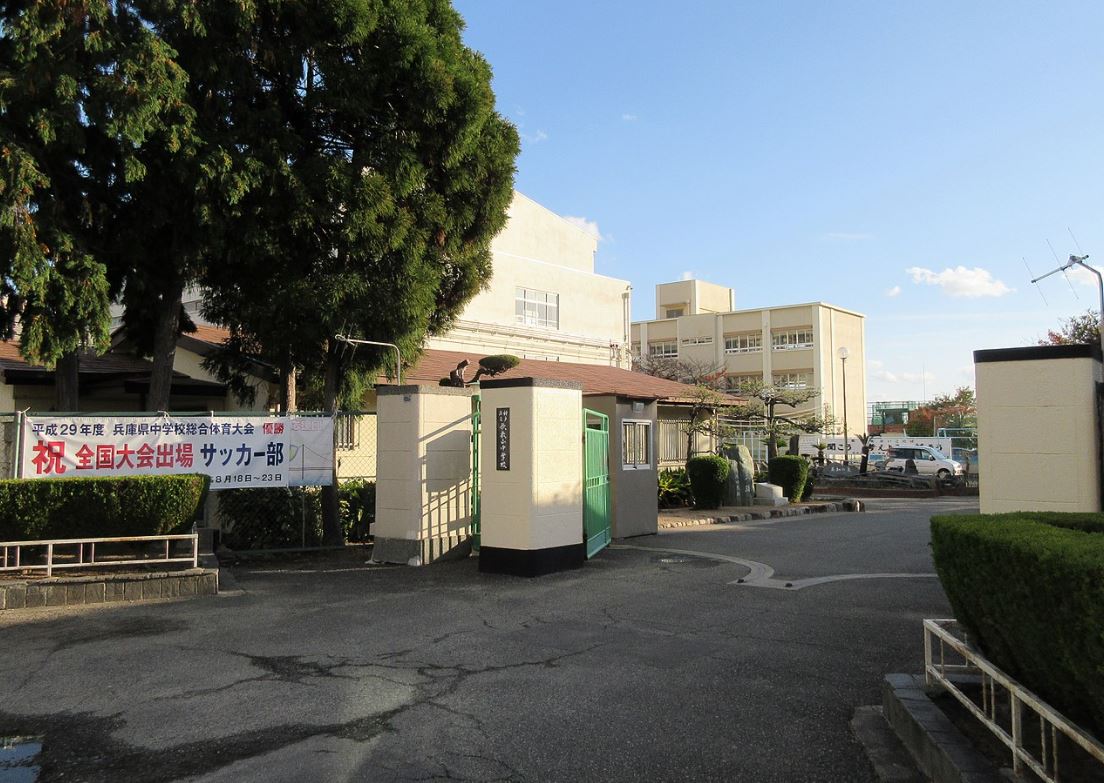 アウグーリオカーサ  中学校
