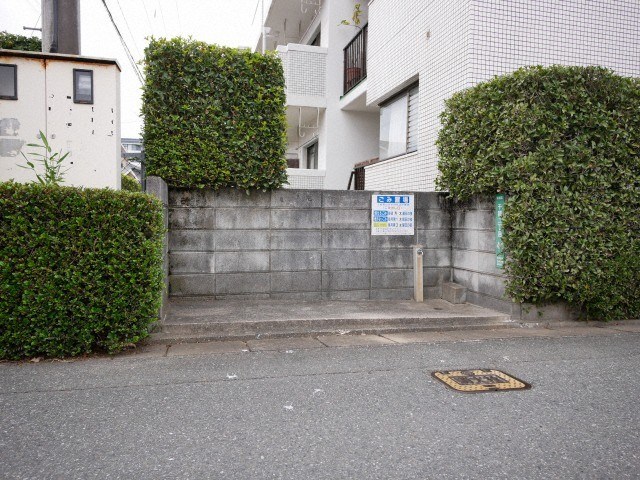ホワイトハウス干隈 エントランス