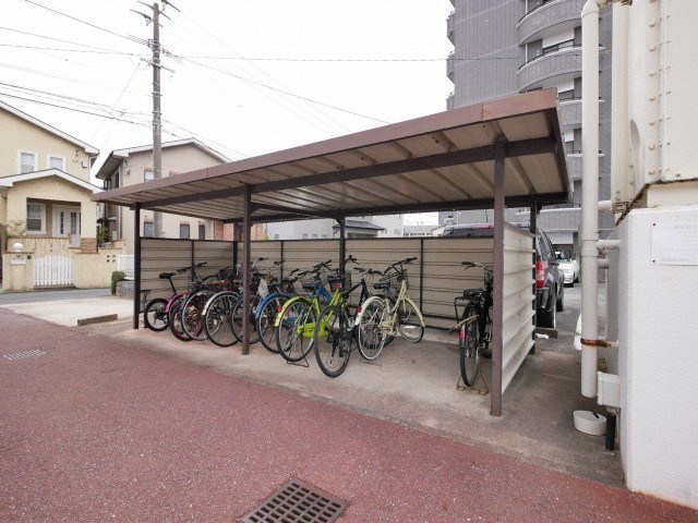 ホワイトハウス干隈 駐車場