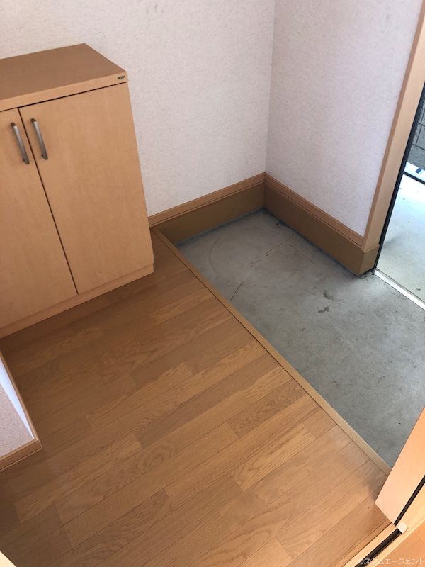 スワンハイツ日の出 玄関