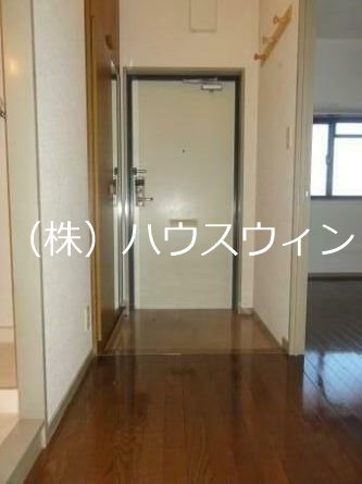 ヴューラー越谷 玄関