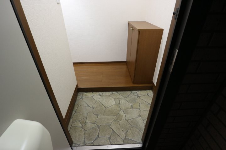 ロイヤルガーデン吉川D 玄関
