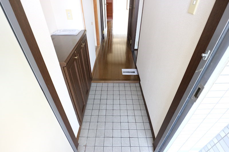 センチュリー越谷 玄関