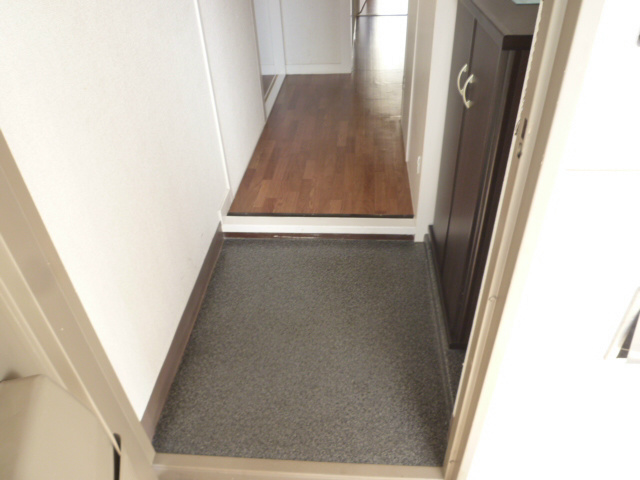 キャピタル新越谷 玄関