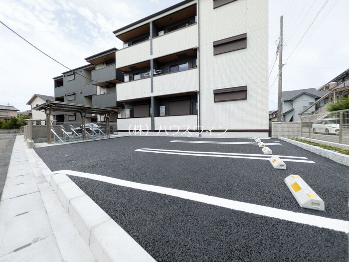 アドラブール　A棟 駐車場