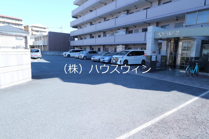 ピエール草加 駐車場