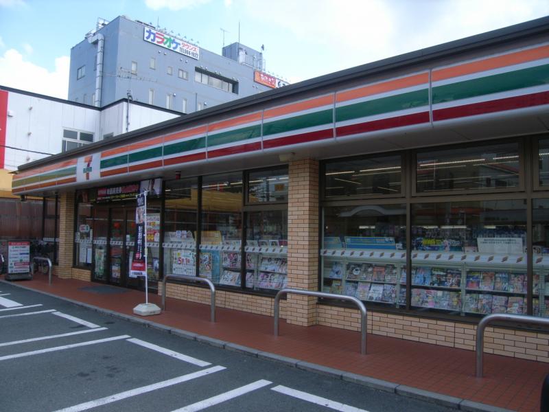 ジーメゾン吉川ノース コンビニ