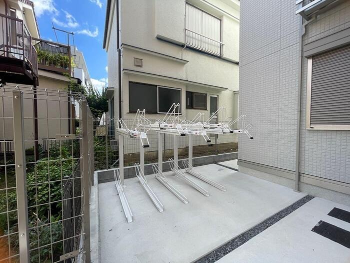 アヴァンス青井 駐車場