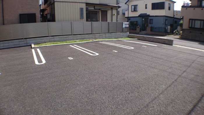 BE AMBITIOUS 駐車場