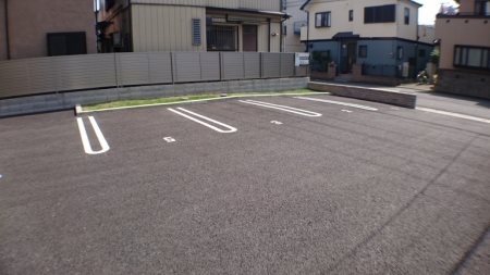 BE AMBITIOUS 駐車場