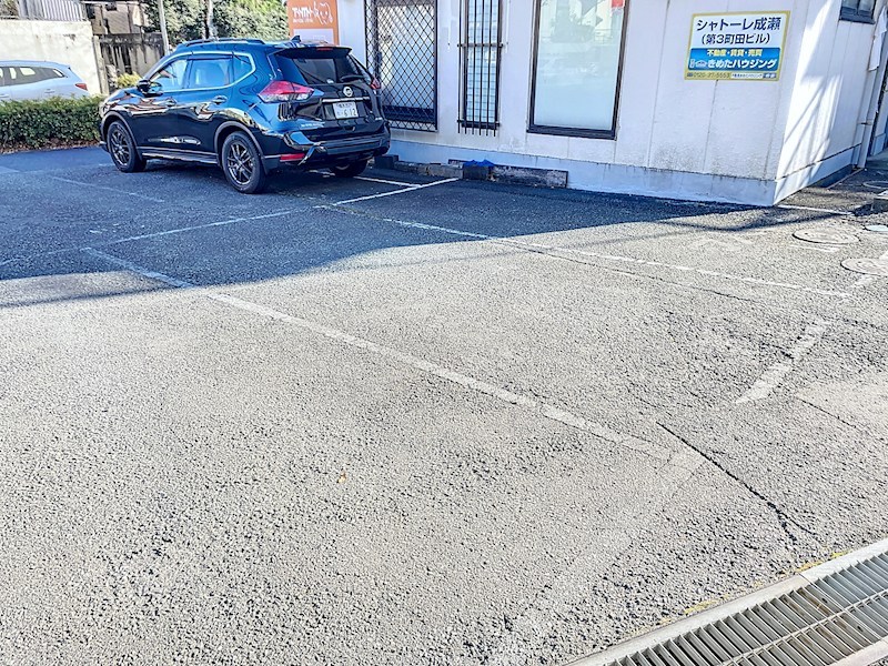 シャトーレ成瀬 駐車場